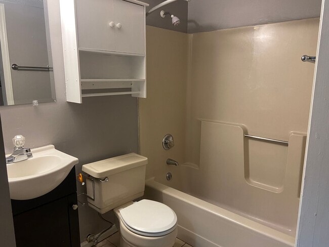 Building Photo - 1 Bedroom, 1 Bathroom Condo in High Point!