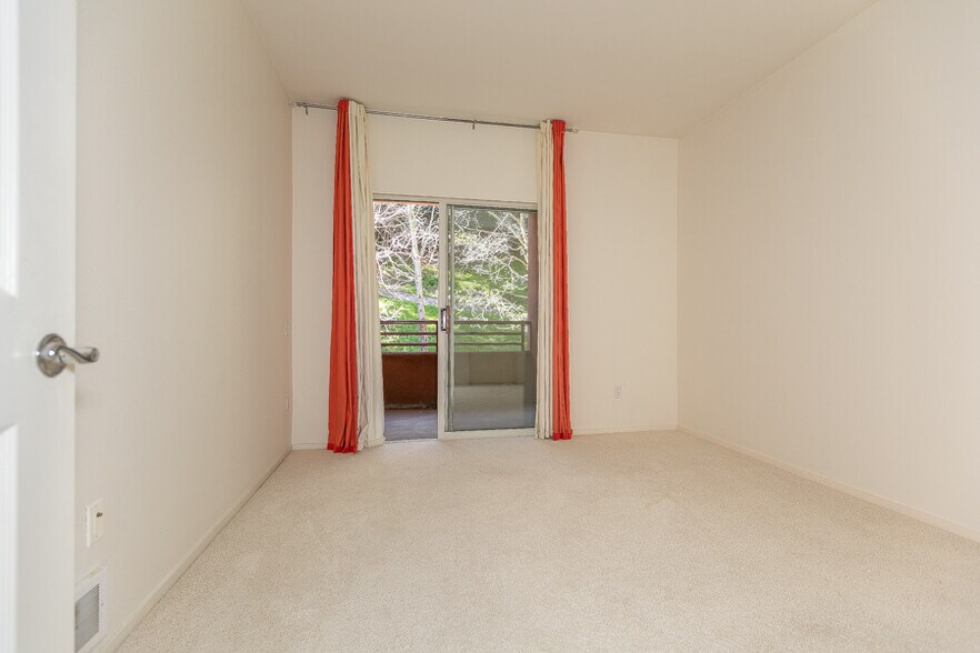 Building Photo - 320 Caldecott Ln