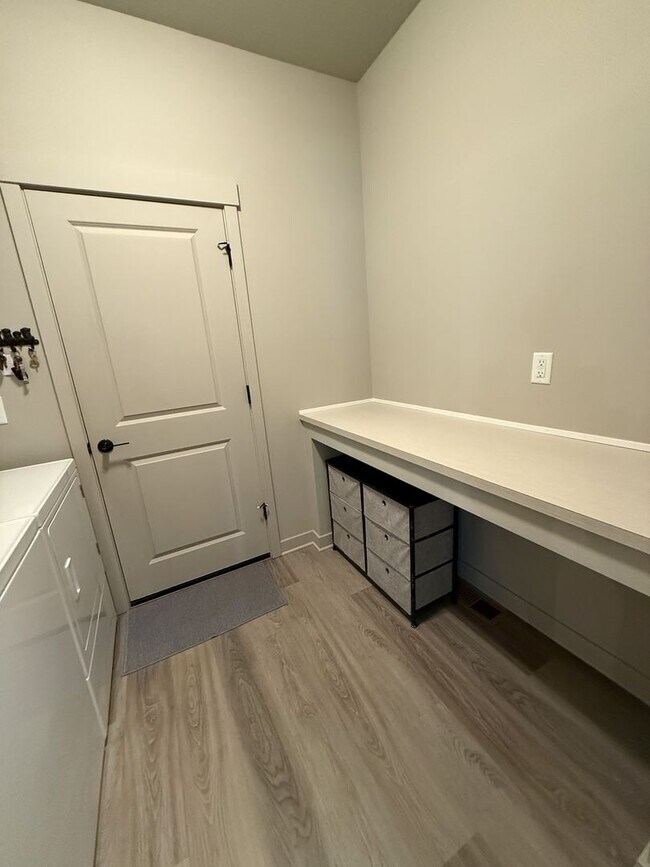 Building Photo - Immaculate 3-Bedroom Home with Open Layout in Crescent Creek