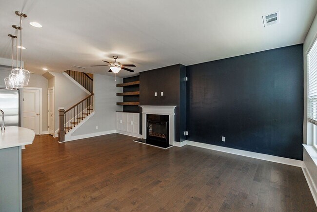 Building Photo - LEASING SPECIAL!! Townhome Available Now i...