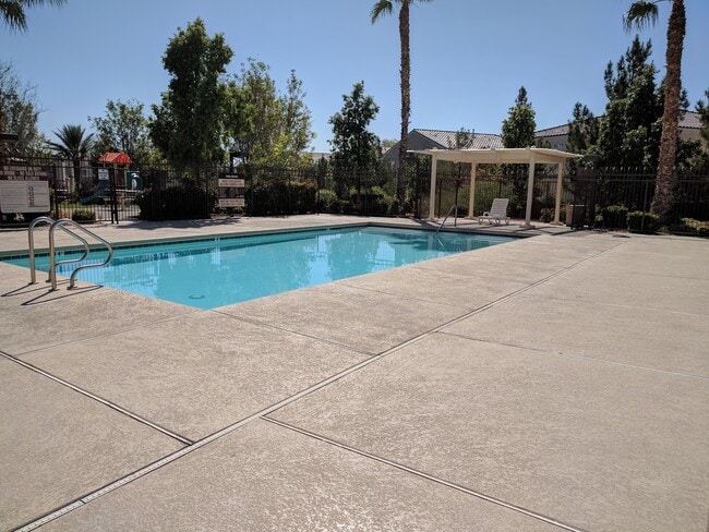 Building Photo - A Fabulous 3 Bedroom Townhouse close to NA...