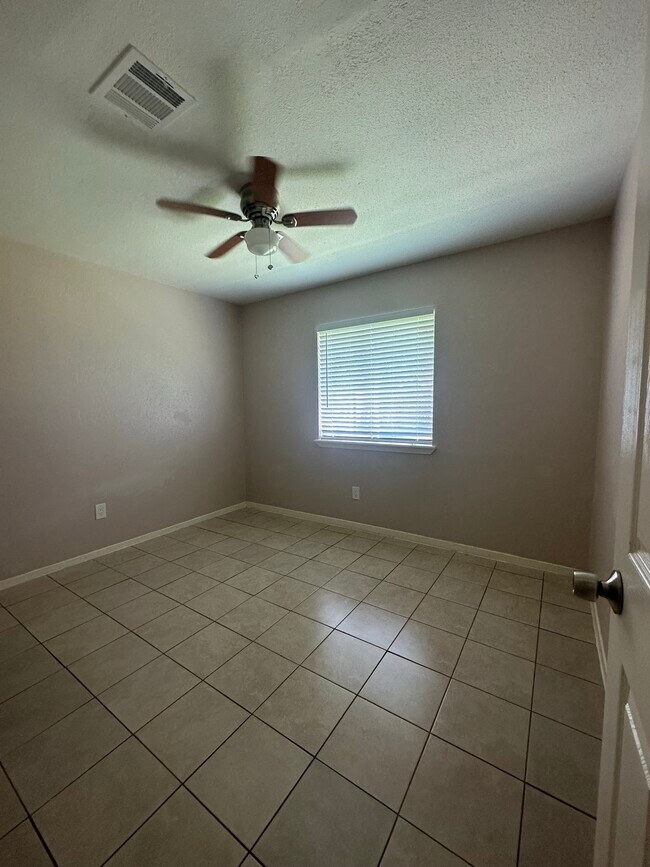 Building Photo - 1222 Ravenscourt Dr