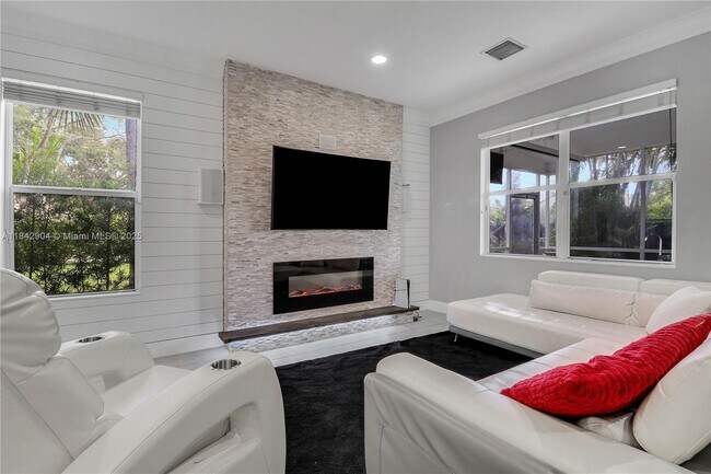 Building Photo - 6047 Seminole Gardens Cir