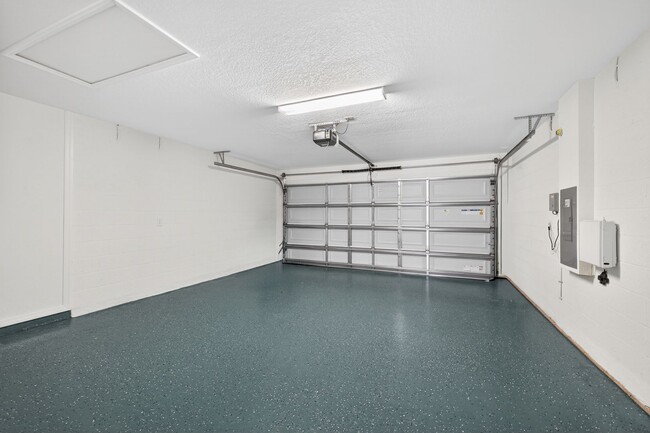 Building Photo - Single-Story 4/2 in Prime Riverview Location