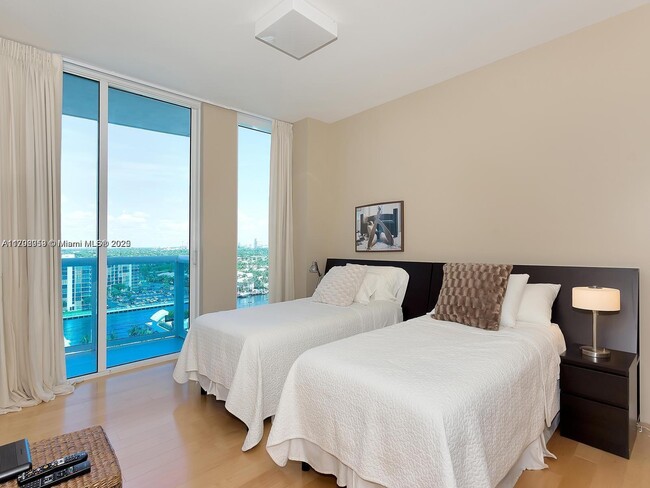 Building Photo - 2711 S Ocean Dr