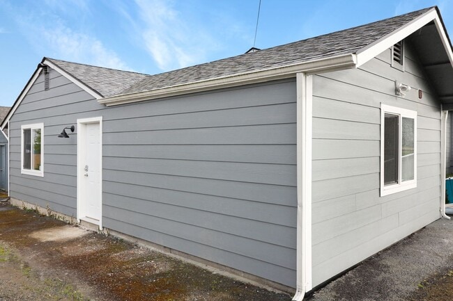 Building Photo - 2703 Q Ave