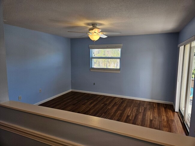 Building Photo - Annual Unfurnished 2nd Floor Condo For Rent on Venice Island!