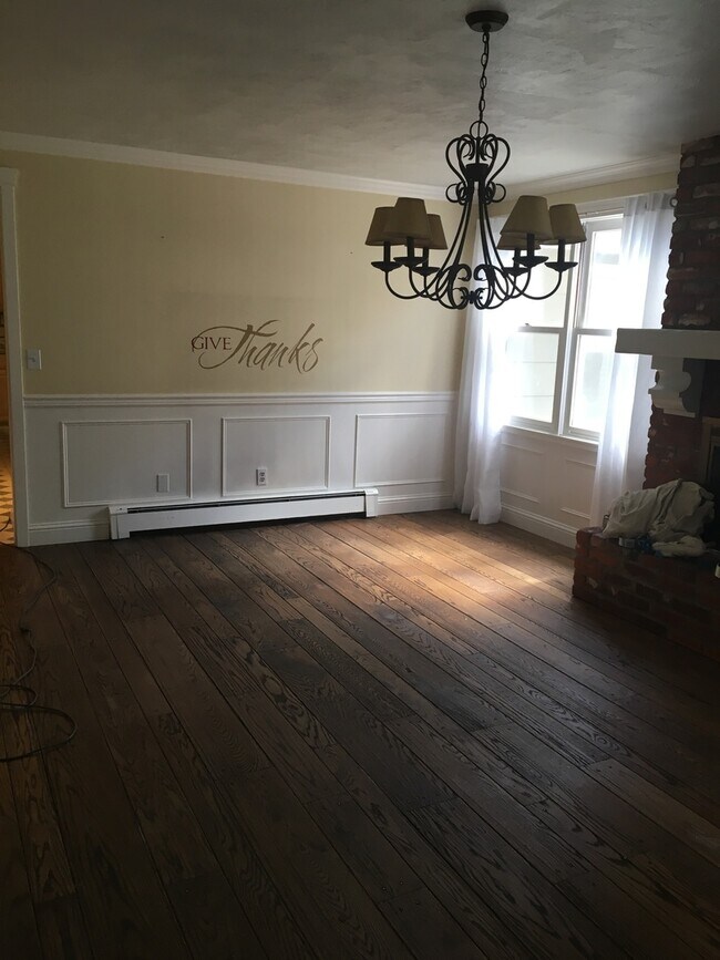 Building Photo - HUGE HOME FOR RENT!!