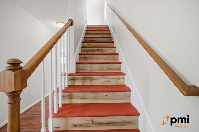 Building Photo - 3 BEDROOM 2.5 BATH WITH FENCED IN YARD AND DETACHED GARAGE FOR RENT IN NORFOLK!