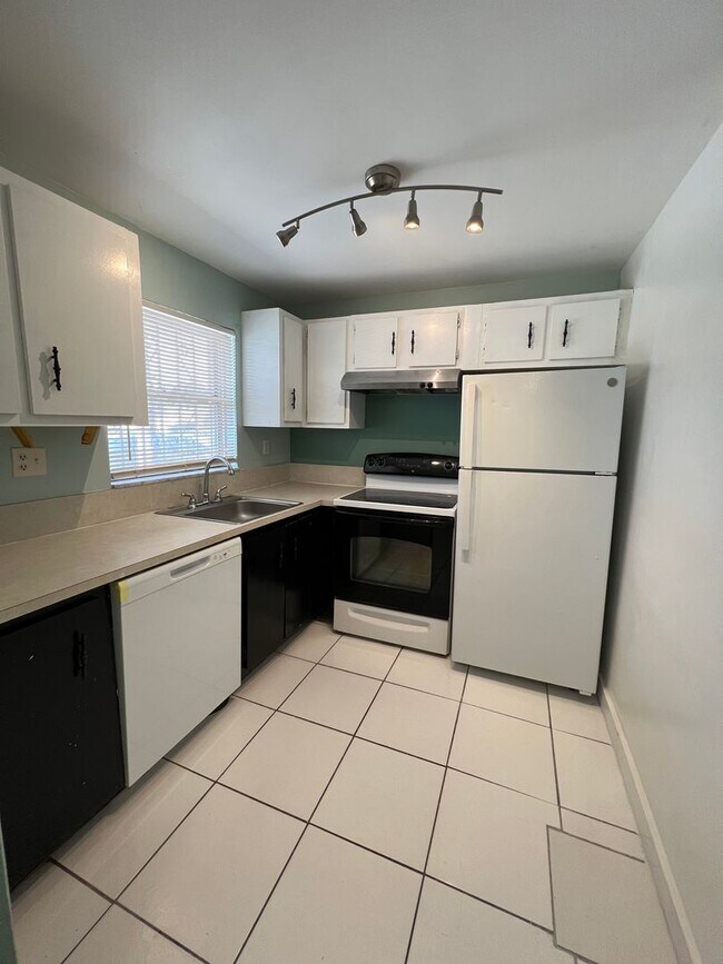 Building Photo - Charming Unit Apartment in Lauderhill