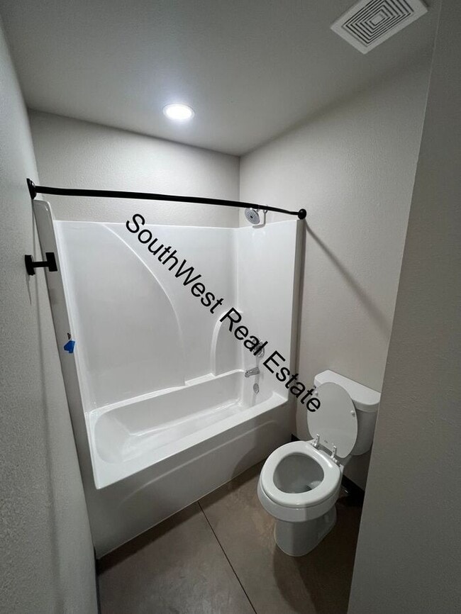 Building Photo - Spacious 2 bedroom 2 Bath apartment