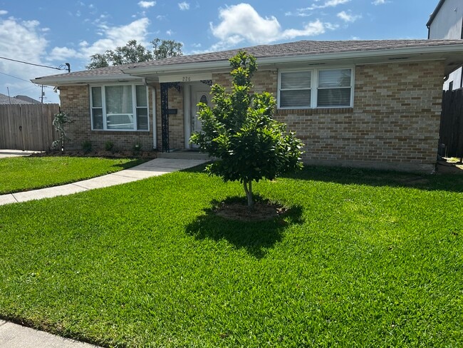 Front - 226 Sharon Dr