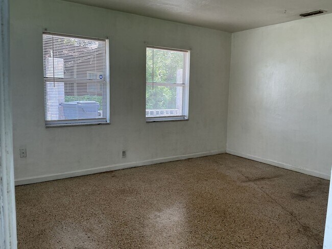 Building Photo - 2529 Tanglewood St