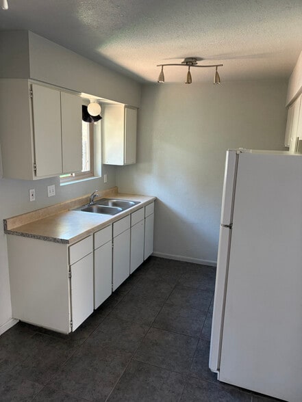 Building Photo - 1220 S Pinegrove Rd