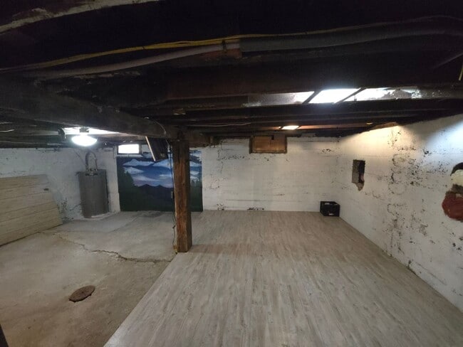 Building Photo - 3 Bedroom 2 Bath