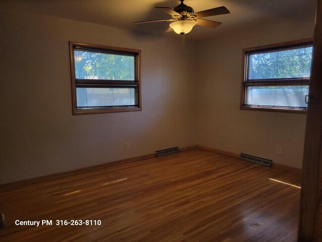 Building Photo - 2440 N Clarence Ave