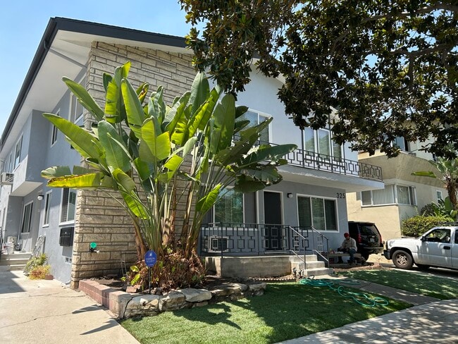 Building Photo - 325 S Doheny Dr