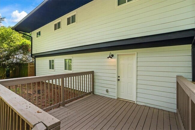 Building Photo - 2223 Columbia Dr