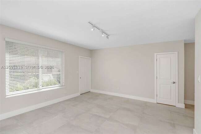 Building Photo - 930 SW 24th Ct