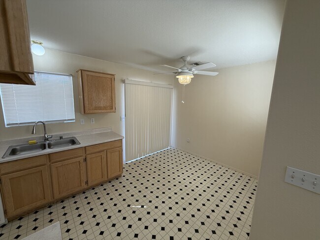 Building Photo - 991 Terrace Dr