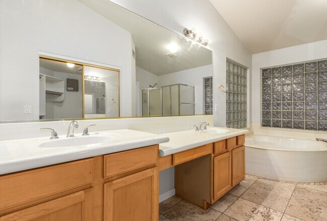 Building Photo - New Listing in Avondale