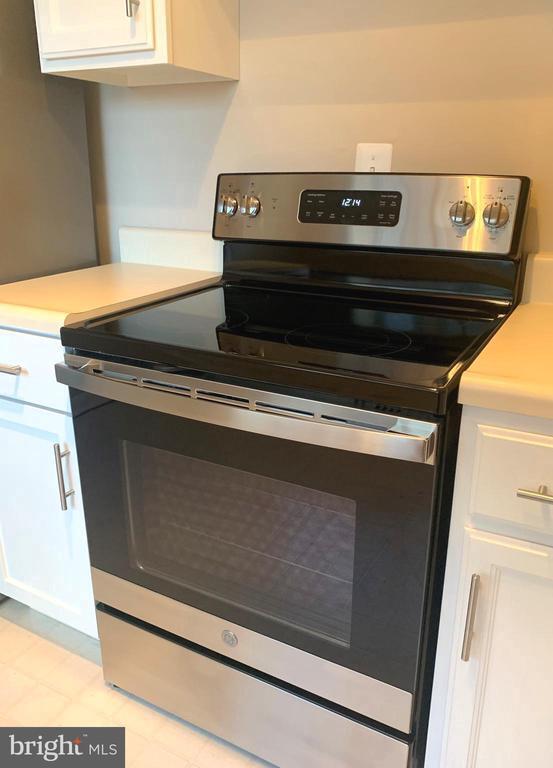 Building Photo - 738 N Wakefield St