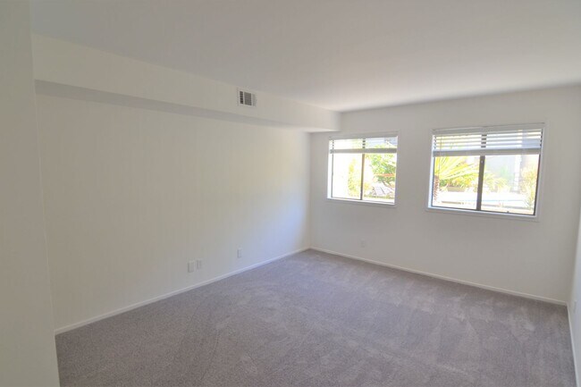 Building Photo - Spacious Lower Level Condo with all the Am...