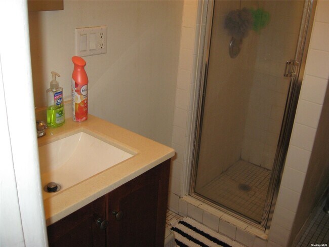 Building Photo - 266 Jericho Turnpike