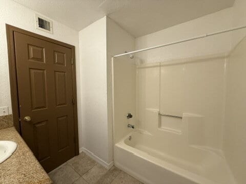 Building Photo - Downstairs 2 bed 1 bath with yard near Silver Creek, $975