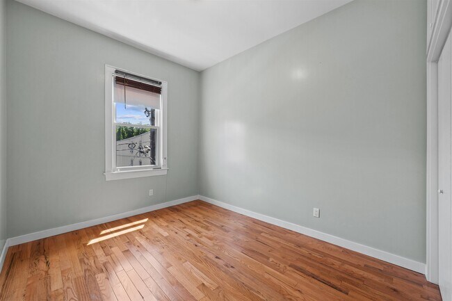 Building Photo - 340 7th St