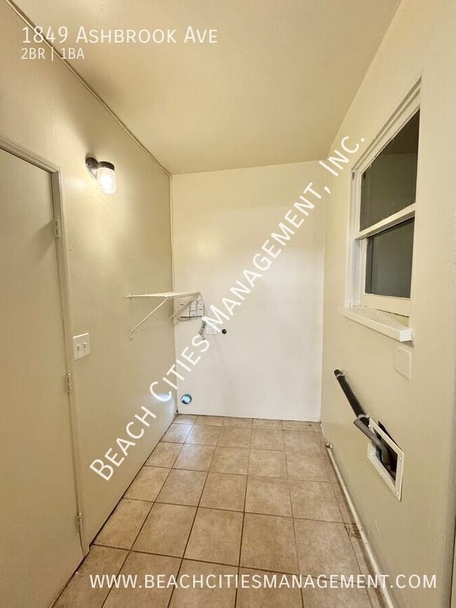 Building Photo - 1849 Ashbrook Ave
