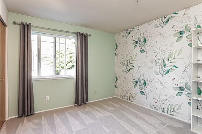 Building Photo - Top-Floor 3 Bed/2 Bath Condo with Silver Lake Views –! Available NOW for RENT