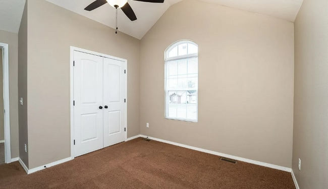 Building Photo - 3 Bedroom Rental Home In Springfield! Fenced in backyard!