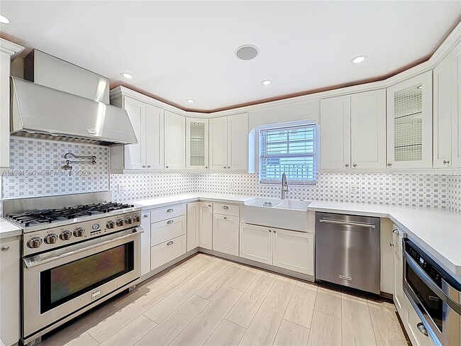 Building Photo - 2533 NE 21st Terrace