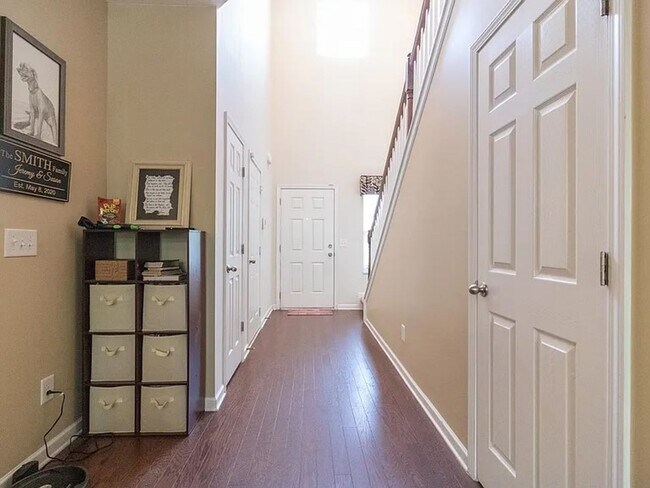 Building Photo - Beautiful 3BR TownHome