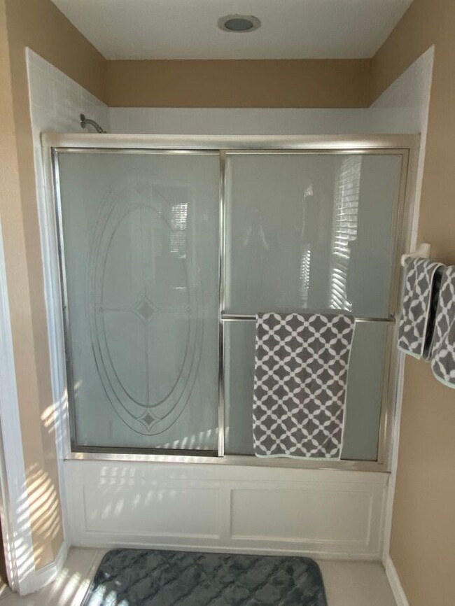 Building Photo - Fully Furnished Town House 3 Bedroom/2.5 B...
