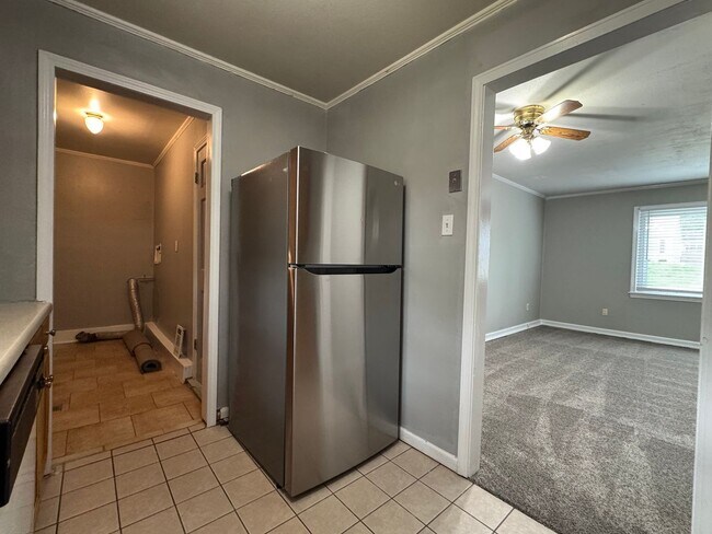 Building Photo - Move in Ready Prairie Village Ranch + Fenc...