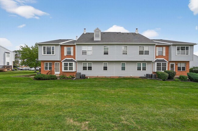 Building Photo - Beautiful 2 Bedroom, 1 Bathroom Condo In W...