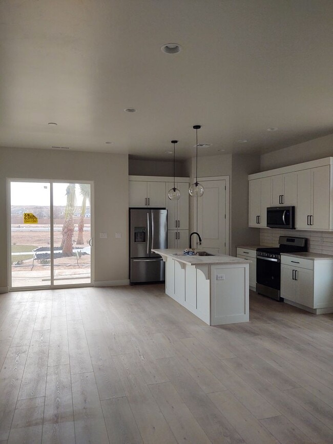 Building Photo - LIKE NEW 3 Bed Snowberry Dr!