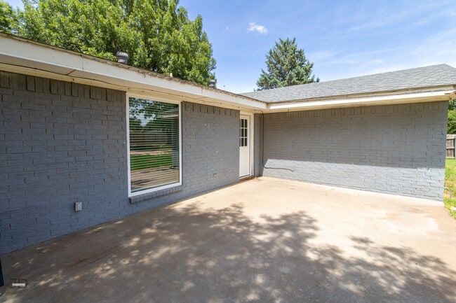 Building Photo - 1214 Sycamore Dr