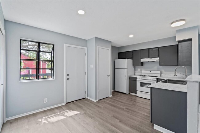 Building Photo - 302 Hedgewood Dr