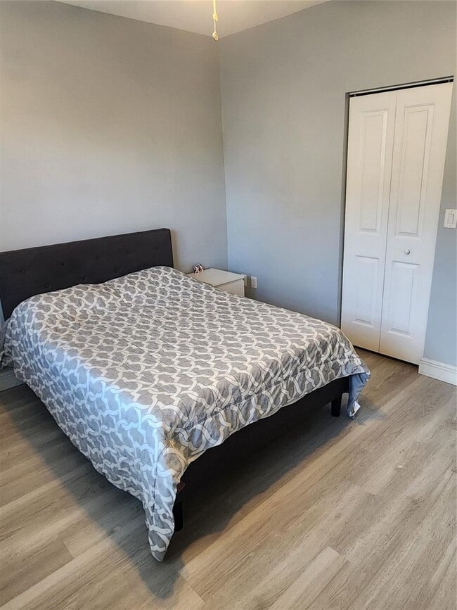 Building Photo - 5880 W Sample Rd