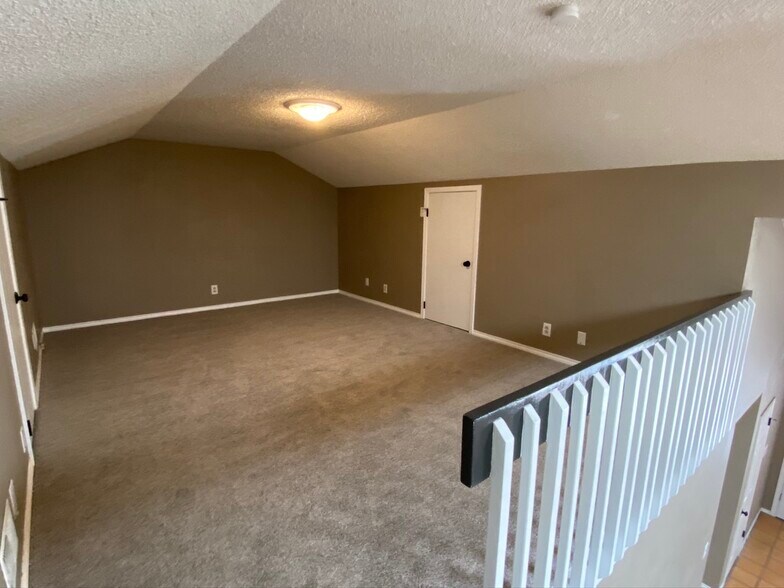 Loft - 4528 Lanham St