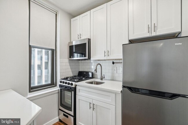 Building Photo - 135 S 19th St