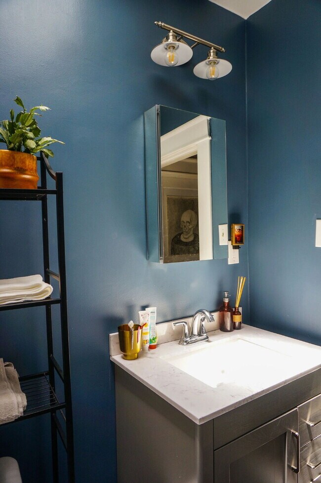 Building Photo - Fabulous 3BD/1BA/2HBA Townhome in Baltimore