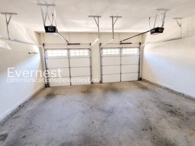 Building Photo - 3 Bed/2.5 Bath Townhome with Modern Amenities