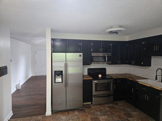 Building Photo - 118 Shady Maple Dr