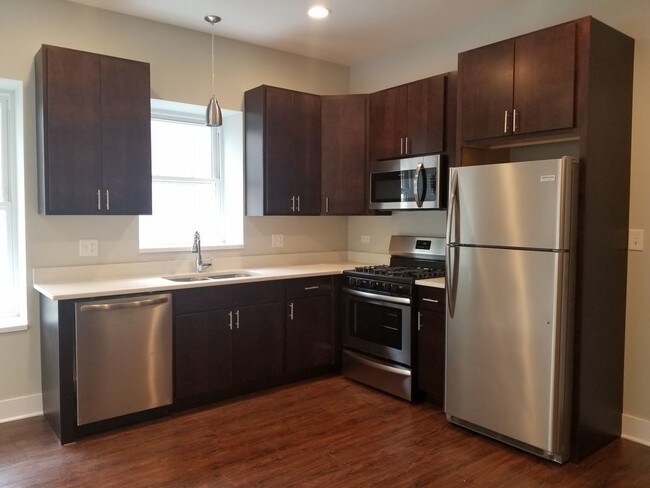 Building Photo - UIC East Campus/Pilsen/Duplex