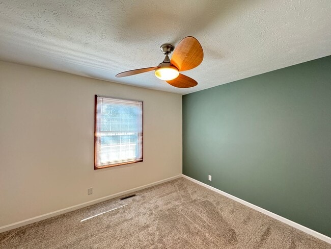 Building Photo - Immaculate 4 bed home in Bloomington