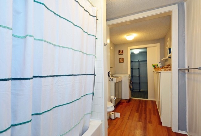 Building Photo - Charming, Furnished 1 Bed + Loft - Great L...
